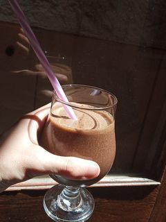 Una foto de Batido de banana y algarroba sin gluten y vegano