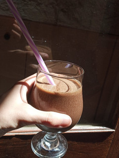 Una foto de Batido de banana y algarroba sin gluten y vegano