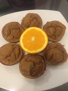 Una foto de Muffins de Cacao Naranja Plátano (Saludable)