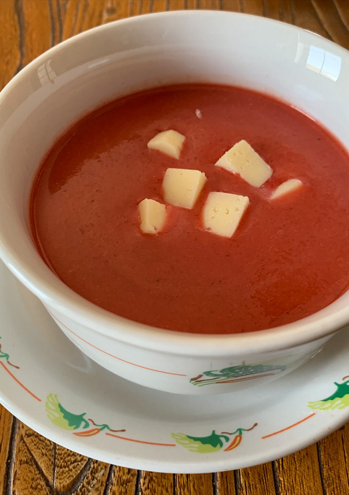 Una foto de Gazpacho de remolacha con queso de Mahón