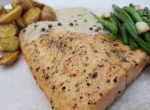 Lazac, zöldbab, újkrumpli és sok bors recept fotója