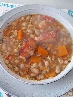 Una foto de Porotos con Mote de trigo