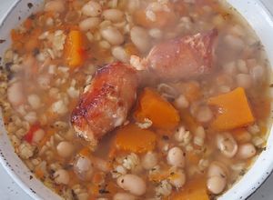 Una foto de Porotos con Mote de trigo