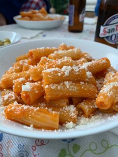 Una foto de Macarrones con calabacín y tomate