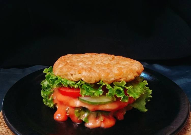 Bagaimana Menyiapkan Burger Mie Anti Gagal