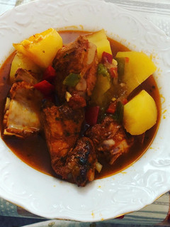 Una foto de Patatas guisadas con costilla adobada