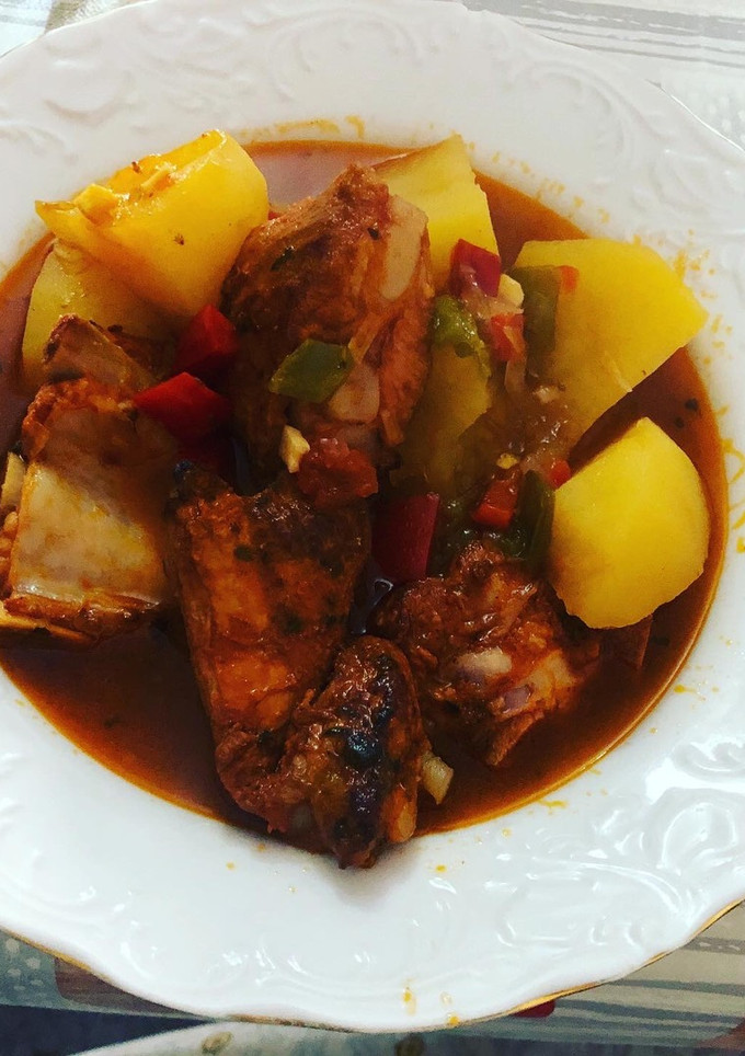 Una foto de Patatas guisadas con costilla adobada