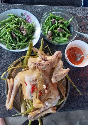 Hình của món Gà hấp sả. Lòng gà xào đậu cô que.