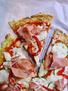 Una foto de Base de pizza de brócoli con 3 ingredientes y sin harina