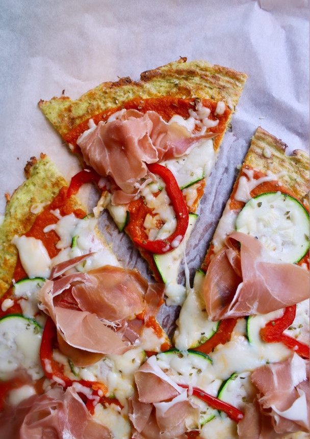 Una foto de Base de pizza de brócoli con 3 ingredientes y sin harina