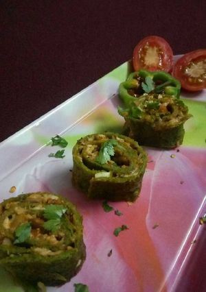 पालक पिनव्हील पिज़्ज़ा (Palak Pinwheel pizza recipe in hindi) रेसिपी मुख्य फोटो