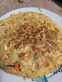 Una foto de Tortilla de pollo asado y verduras