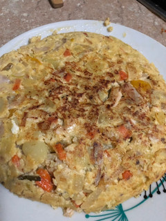 Una foto de Tortilla de pollo asado y verduras
