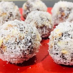 A picture of Dates and coconut laddoo.