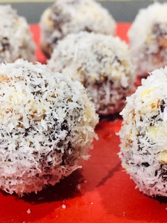 A picture of Dates and coconut laddoo.