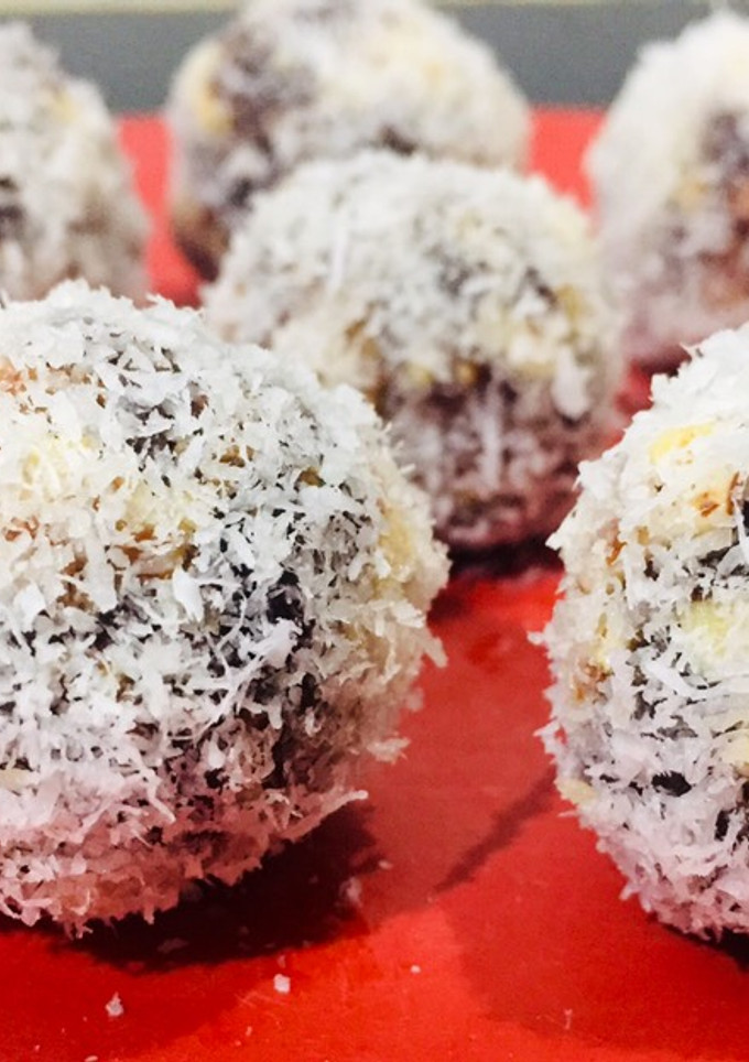 A picture of Dates and coconut laddoo.