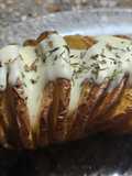 Papas Hasselback con salsa de queso crema y tomillo