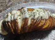 Una foto de papas hasselback