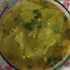 A picture of Papad ki sabji with spinach.