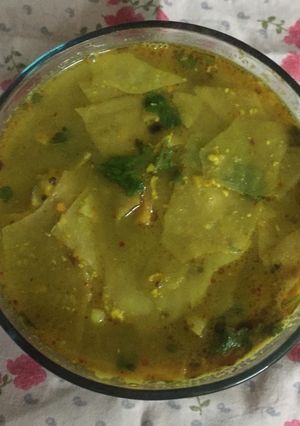 A picture of Papad ki sabji with spinach.