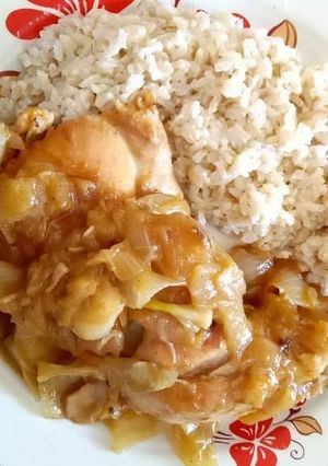 Una foto de Muslos de pollo en salsa de cebollas 🧅