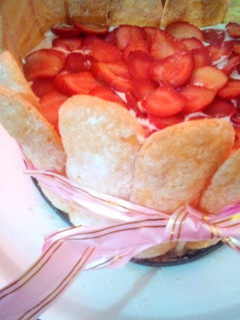 Una foto de Torta Charlotte con mousse de frutilla