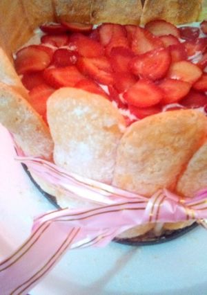 Una foto de Torta Charlotte con mousse de frutilla