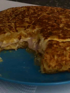 Una foto de Tortilla de patatas rellena de pavo y queso