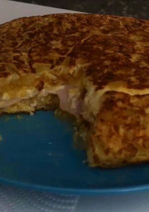 Foto principal de Tortilla de patatas rellena de pavo y queso
