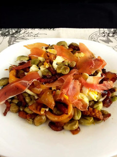 Una foto de Habas con calamares bacon y huevo