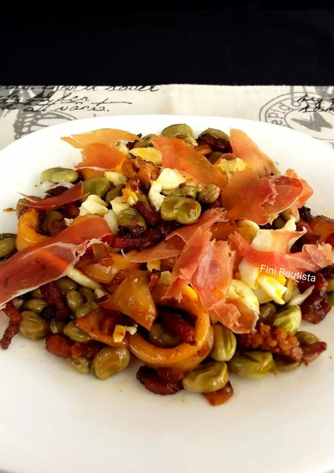 Una foto de Habas con calamares bacon y huevo