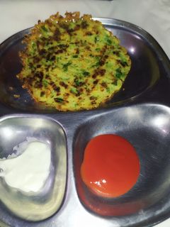 सूजी दही उत्तपम (Suji dahi uttapam recipe in hindi) रेसिपी मुख्य फोटो