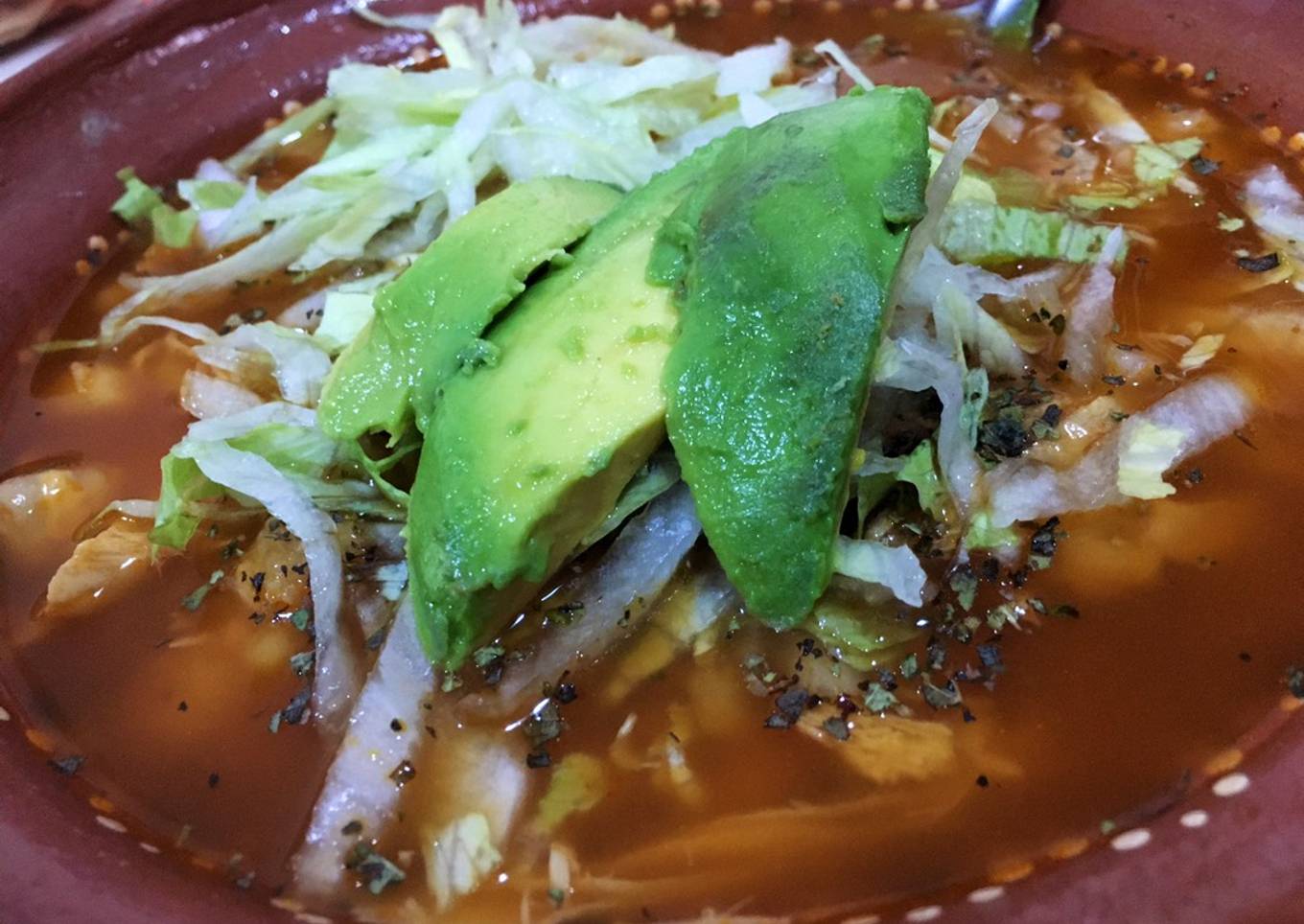 Pozole rojo con pollo (más rápido y sencillo)