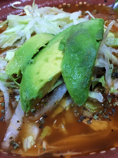Una foto de Pozole rojo con pollo (más rápido y sencillo)