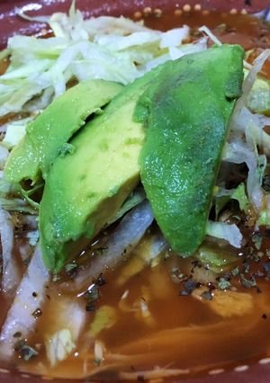 Una foto de Pozole rojo con pollo (más rápido y sencillo)