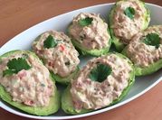Una foto de aguacates rellenos