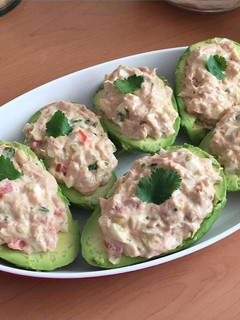 Una foto de Aguacates rellenos de atún y algo más