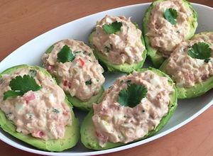 Una foto de Aguacates rellenos de atún y algo más