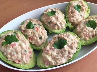 Aguacates rellenos de atún y algo más