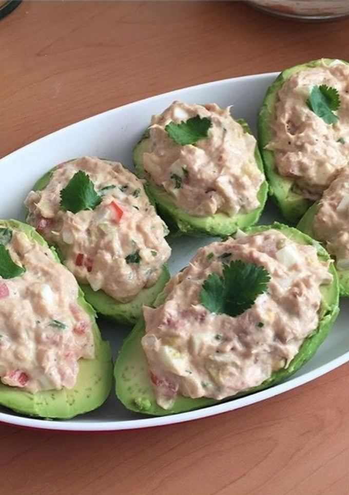 Una foto de Aguacates rellenos de atún y algo más