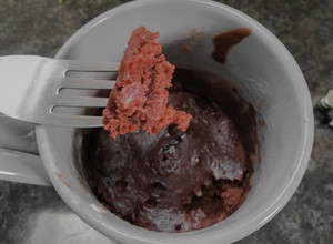 Una foto de Brownie en taza🍫 (microondas)