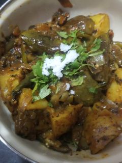 वांगी बटाटा भाजी (vangi batata bhaji recipe in marathi) रेसिपी चे मुख्य फोटो