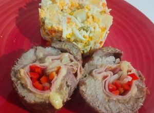 Una foto de 🥩 Bondiola Rellena con Timbal de Ensalada Rusa