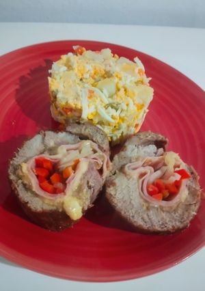 Una foto de 🥩 Bondiola Rellena con Timbal de Ensalada Rusa