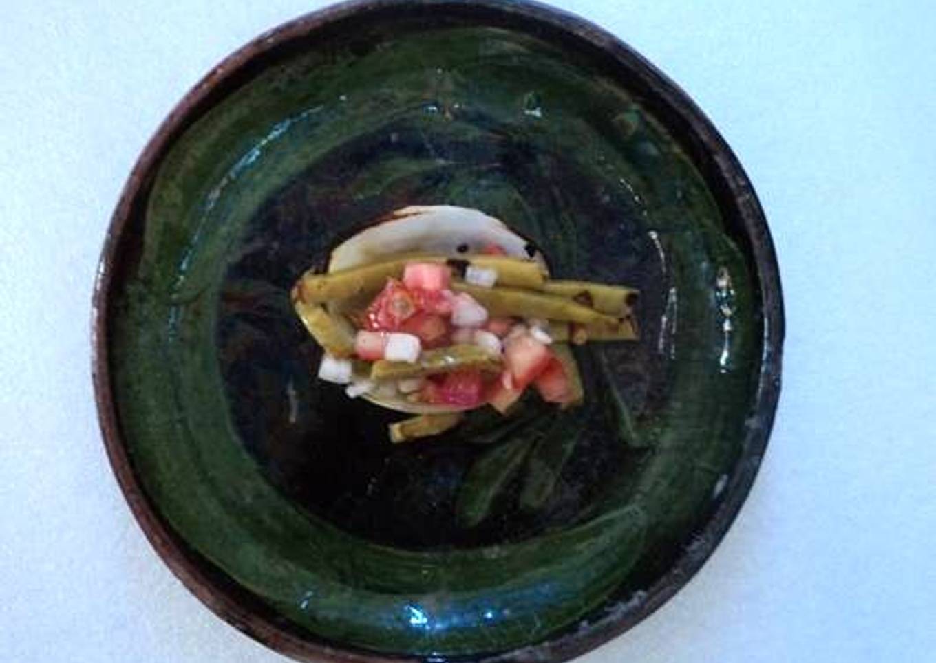 Cebollitas asadas Martin rellenas de nopales asados al mezcal
