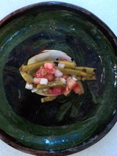 Una foto de Cebollitas asadas Martin rellenas de nopales asados al mezcal