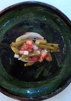 Una foto de Cebollitas asadas Martin rellenas de nopales asados al mezcal