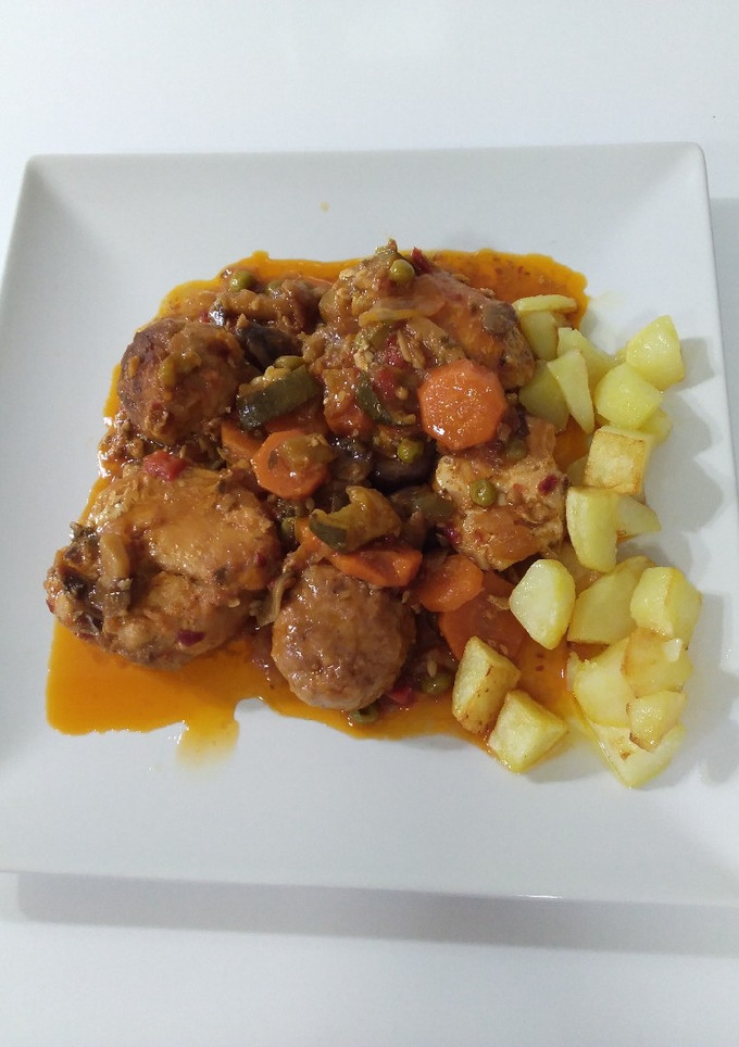 Una foto de Guisado de pollo con albóndigas