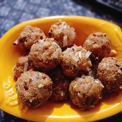 A picture of Sonth Ladoo.