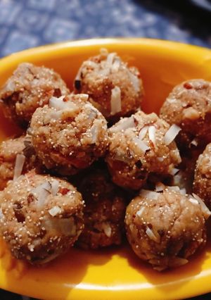 A picture of Sonth Ladoo.